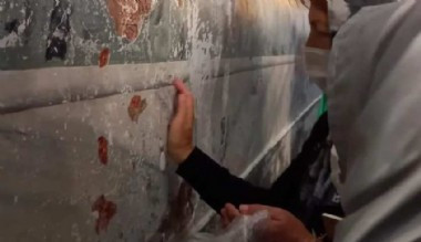 Ayasofya'da skandal! Duvarları kazıyıp poşetlere dolduruyorlar